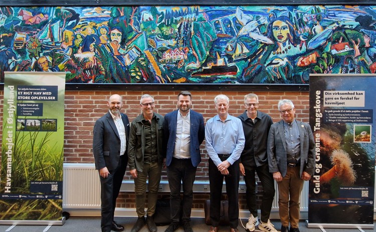 Ny Politisk Styregruppe for Havsamarbejdets syv kommuner 2026-2029: Fra vestre mod højre er det Rådmand i Aarhus - Nicolaj Bang (C), Udvalgsformand Niels Ole Birk i Norddjurs (V), Borgmester i Syddjurs Michael Stegger Jensen (S) (genvalgt som formand), Borgmester Per Urban Olsen (C) på Samsø, Borgmester Peter Sørensen i Horsens (S), og Udvalgsformand Claus Thaisen (S) i Hedensted. Borgmester Lone Jakobi (S) repræsenterer Odder (ikke med på billedet).